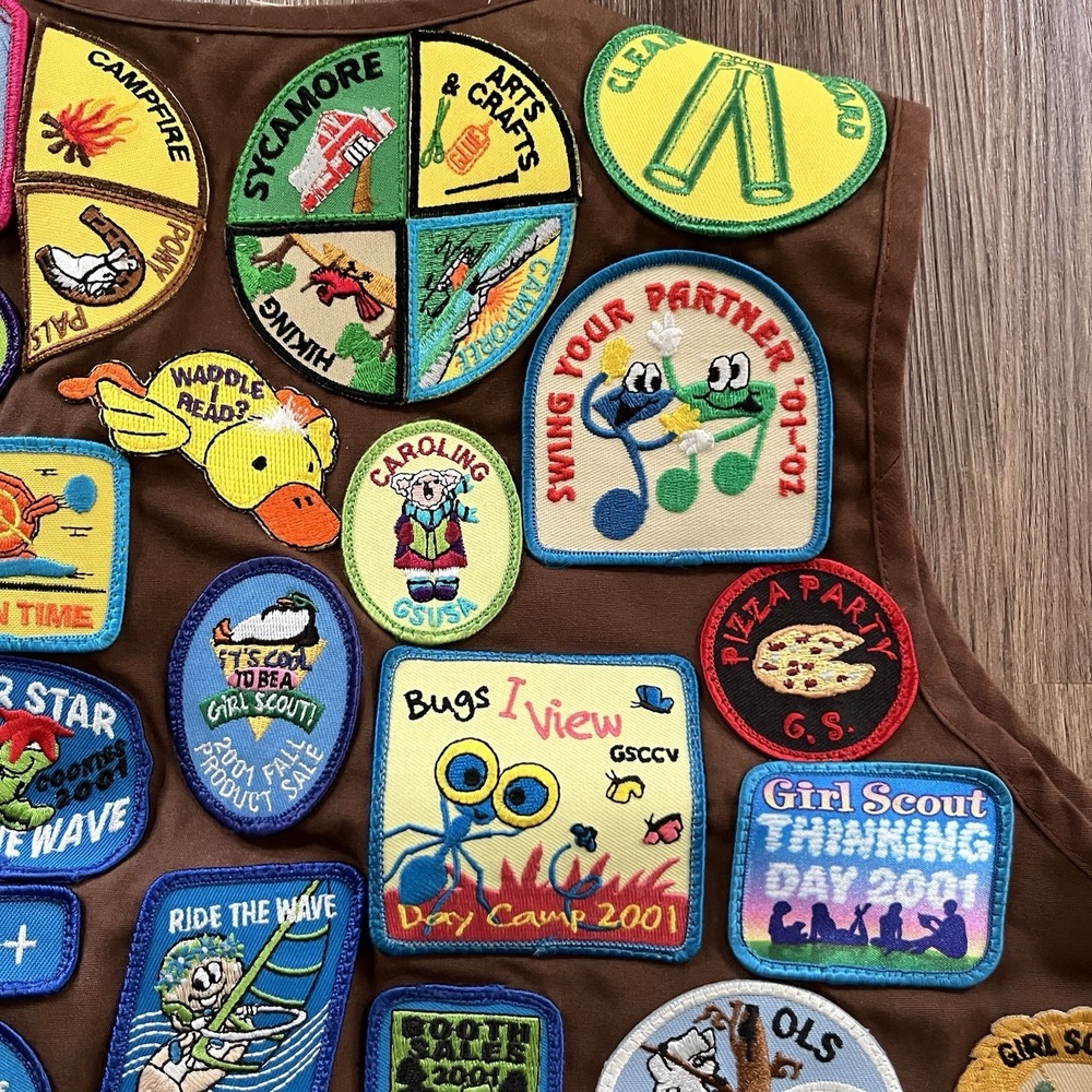 Vtg Girl Scouts Brownie Vest Early 2000s Over 80 Patches USA Size Medium - Picture 5 of 11